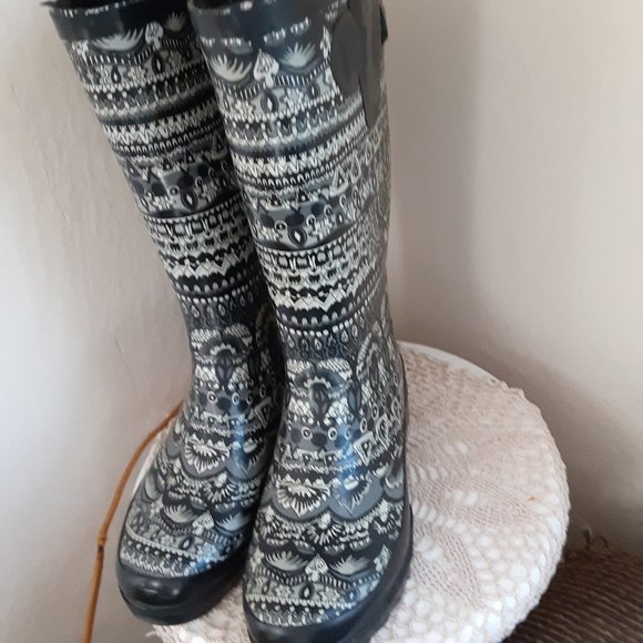 Rainboots with peace signs black and white size 8 - Picture 4 of 5